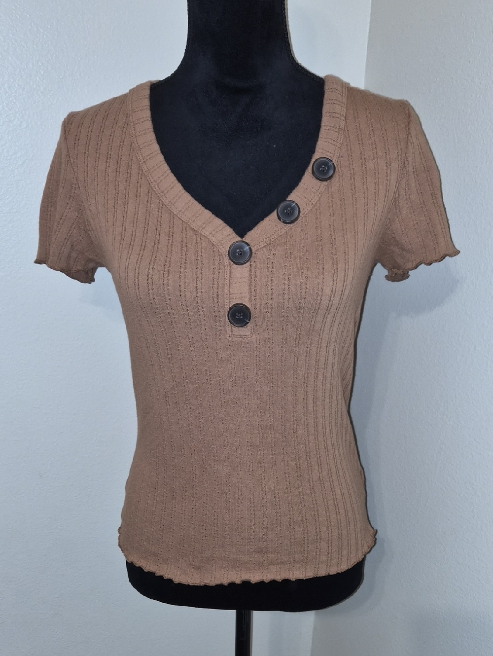 American Eagle Outfitters Brown Ribbed V‑Neck Button Short Sleeve Top